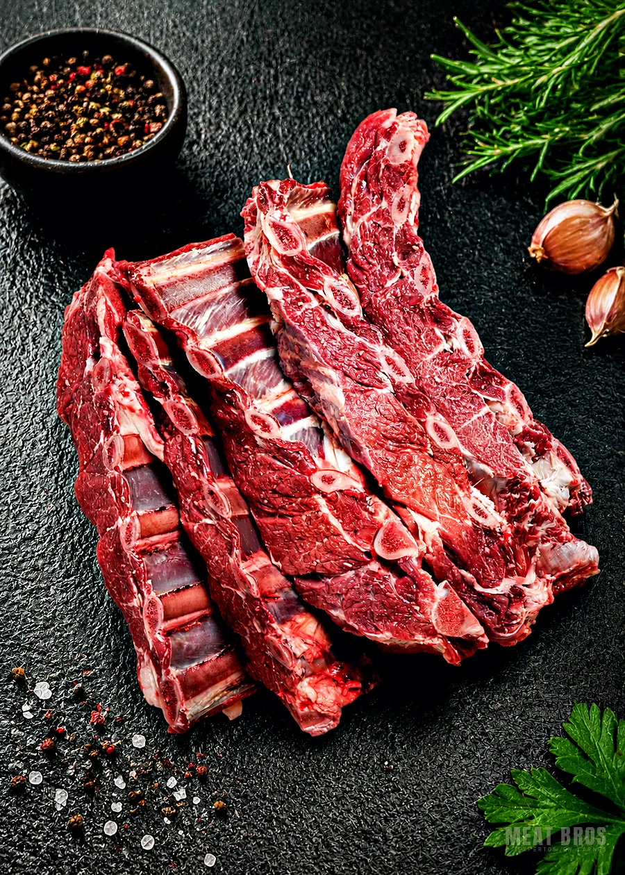 Tiras de costilla de res con hueso, carnudas, junto a pimienta en grano