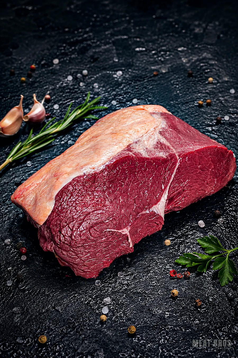 Cadera de res en pieza, con grasa en un costado y carne roja