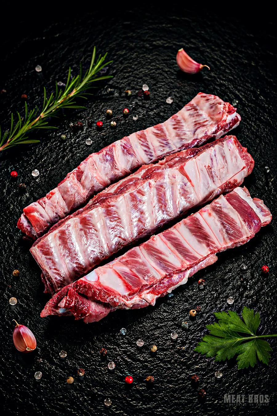 Costilla de res cortada en tres tiras, lista para asar o sudar