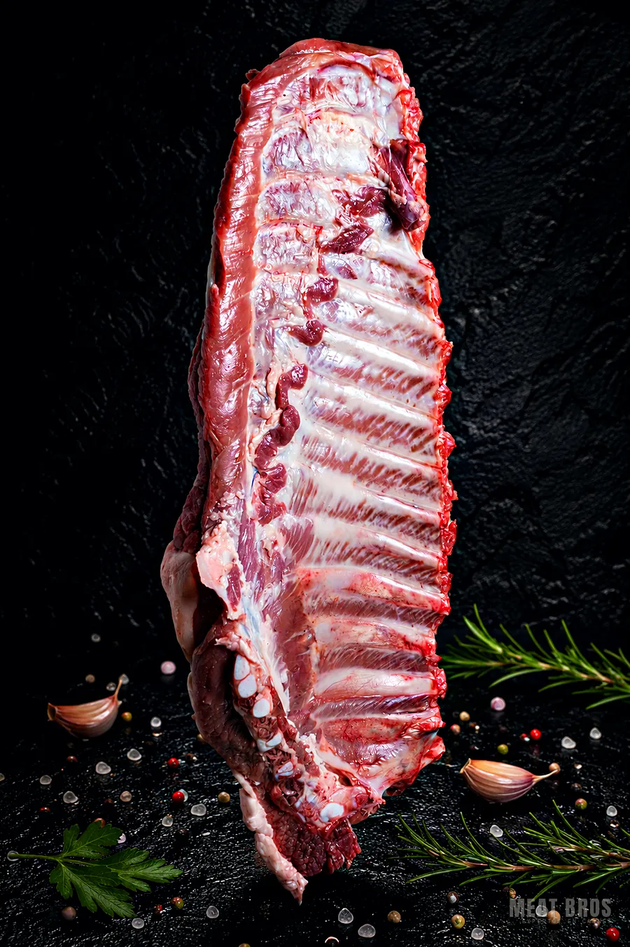 Costillar de res entero, de pie sobre piedra negra