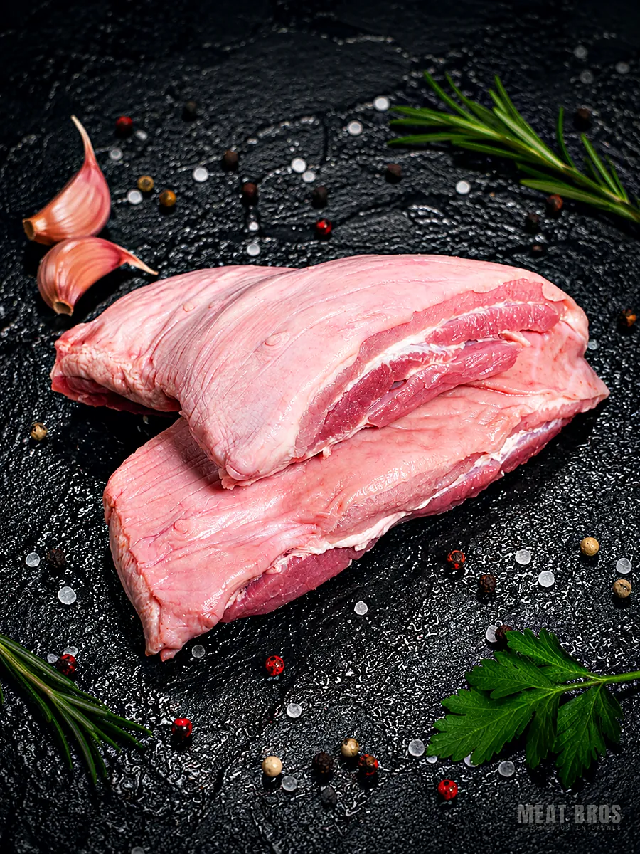 Panceta de cerdo en dos piezas con sus capas de carne y grasa