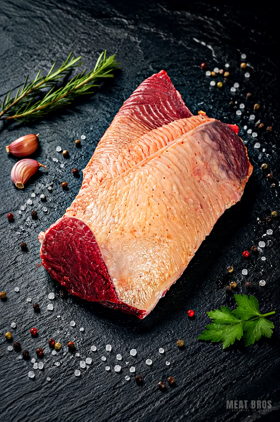 Corte de res con capa de grasa amarilla y carne roja intensa