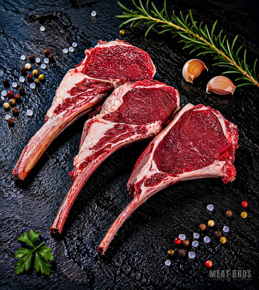 Tres tomahawk de res con el hueso limpio, listos para la parrilla