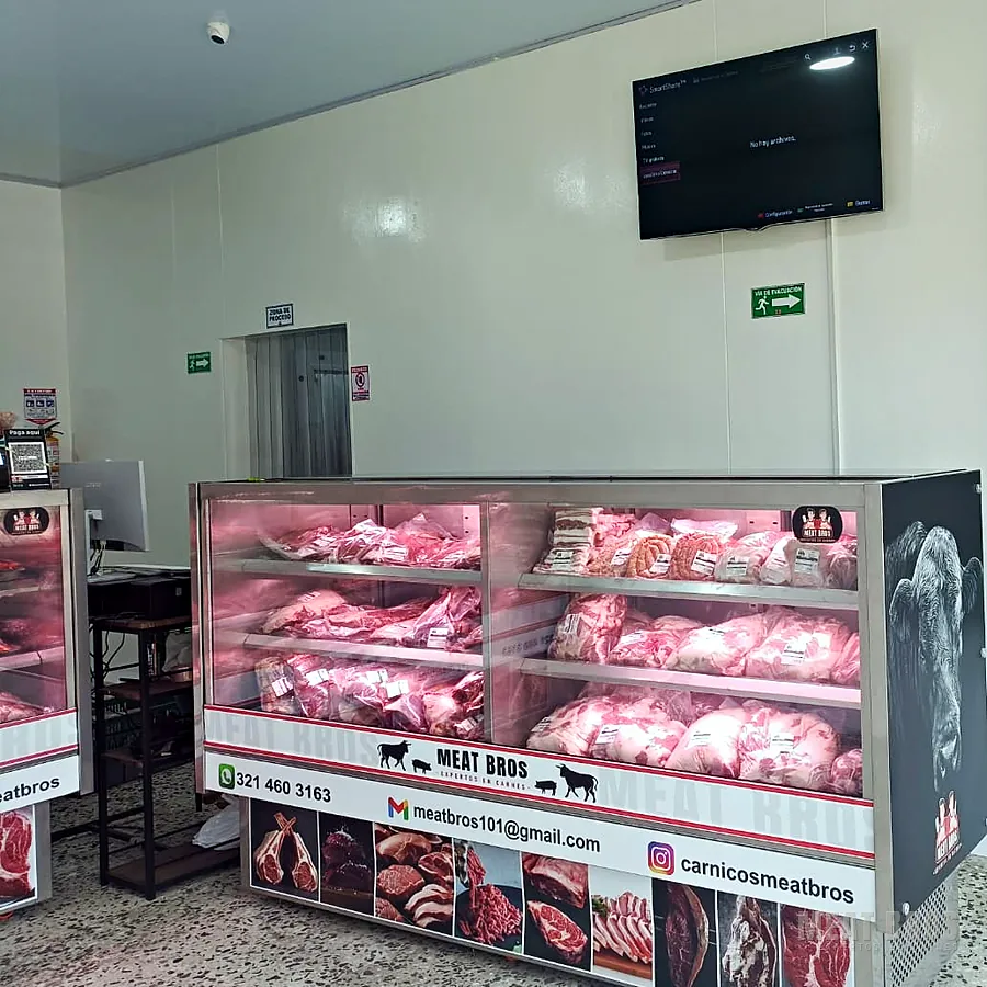 Vitrina refrigerada de Meat Bros en Sogamoso con cortes empacados al vacío y etiquetados